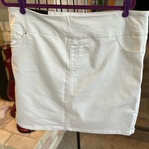 S.C. & Co white Skort with front&back pockets. Great golf skort.